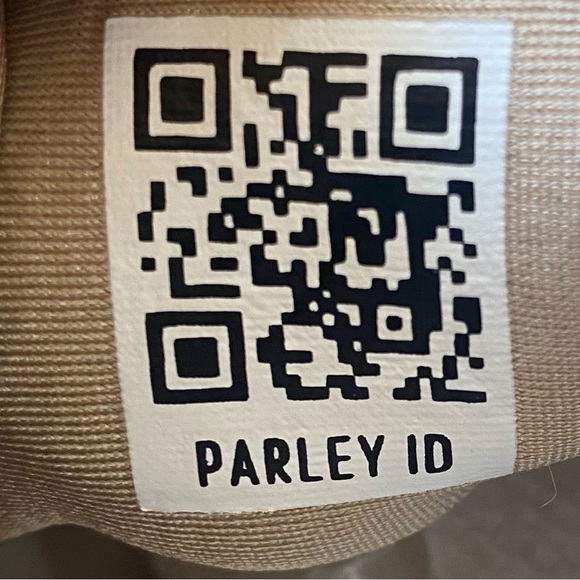 Women’s 9.5 Adidas NMD_R1 - Picture 8 of 9